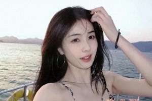 白鹿出海游玩照曝光，豹纹吊带展现曼妙身姿