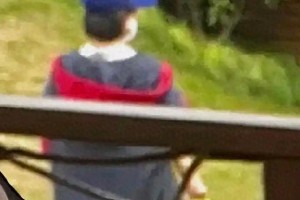 赵丽颖华表奖缺席带儿子郊游，同行男子身份引热议