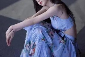 田曦薇露背装惊艳亮相，碎花长裙展现时尚魅力