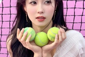 白鹿运动风美照解析：蓝紫眼影与微卷发逆袭指南