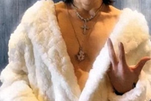 向佐杭州商演穿“鸡蛋饼”造型引热议：时尚还是恶搞？