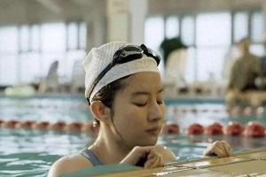 刘亦菲泳装写真：展现无与伦比的美丽与气质